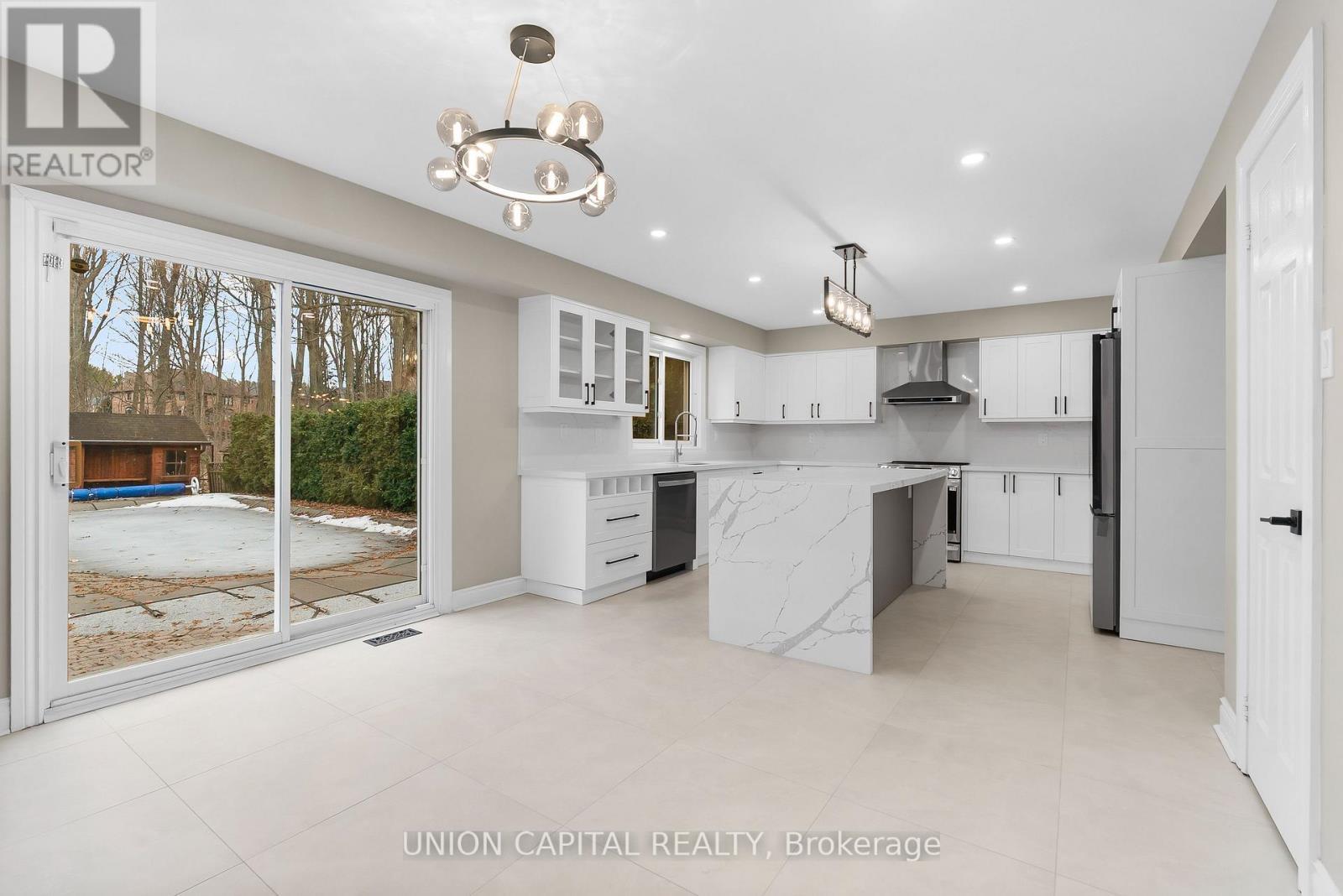 86 Charing Crescent, Aurora, ON - Indoor Photo Showing Kitchen