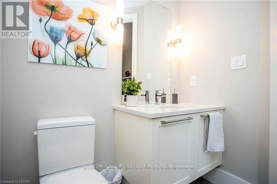 208 - 1705 Fiddlehead Place, London North (North R), ON - Indoor Photo Showing Bathroom