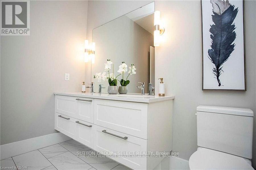 208 - 1705 Fiddlehead Place, London North (North R), ON - Indoor Photo Showing Bathroom