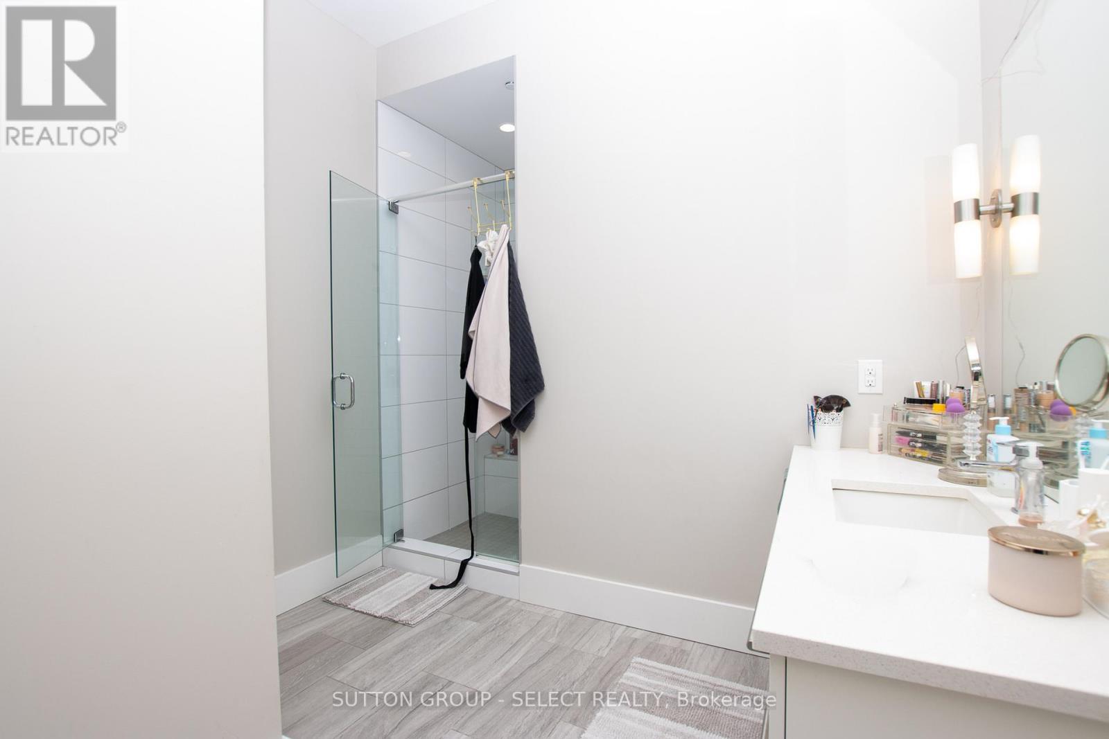208 - 1705 Fiddlehead Place, London North (North R), ON - Indoor Photo Showing Bathroom