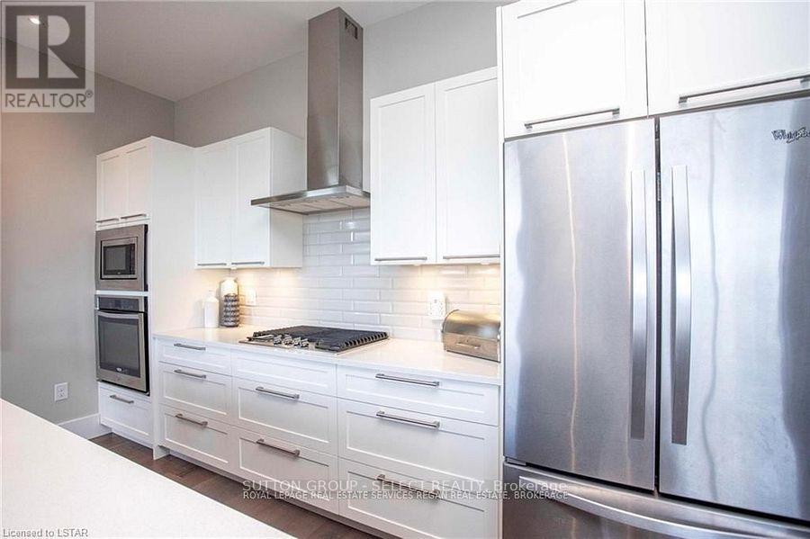 208 - 1705 Fiddlehead Place, London North (North R), ON - Indoor Photo Showing Kitchen With Upgraded Kitchen