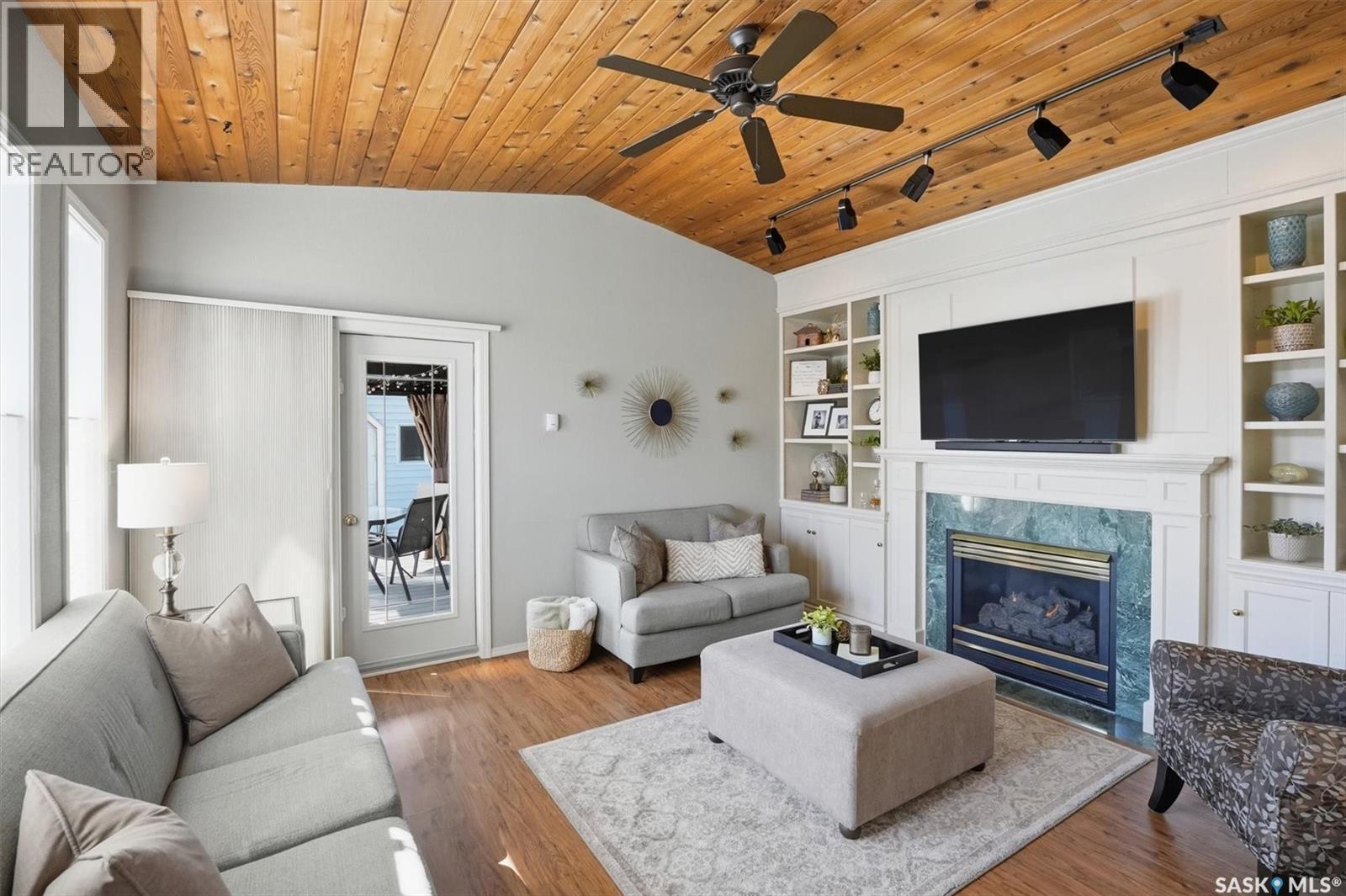 106 Laurentian Drive, Saskatoon, SK - Indoor Photo Showing Living Room With Fireplace