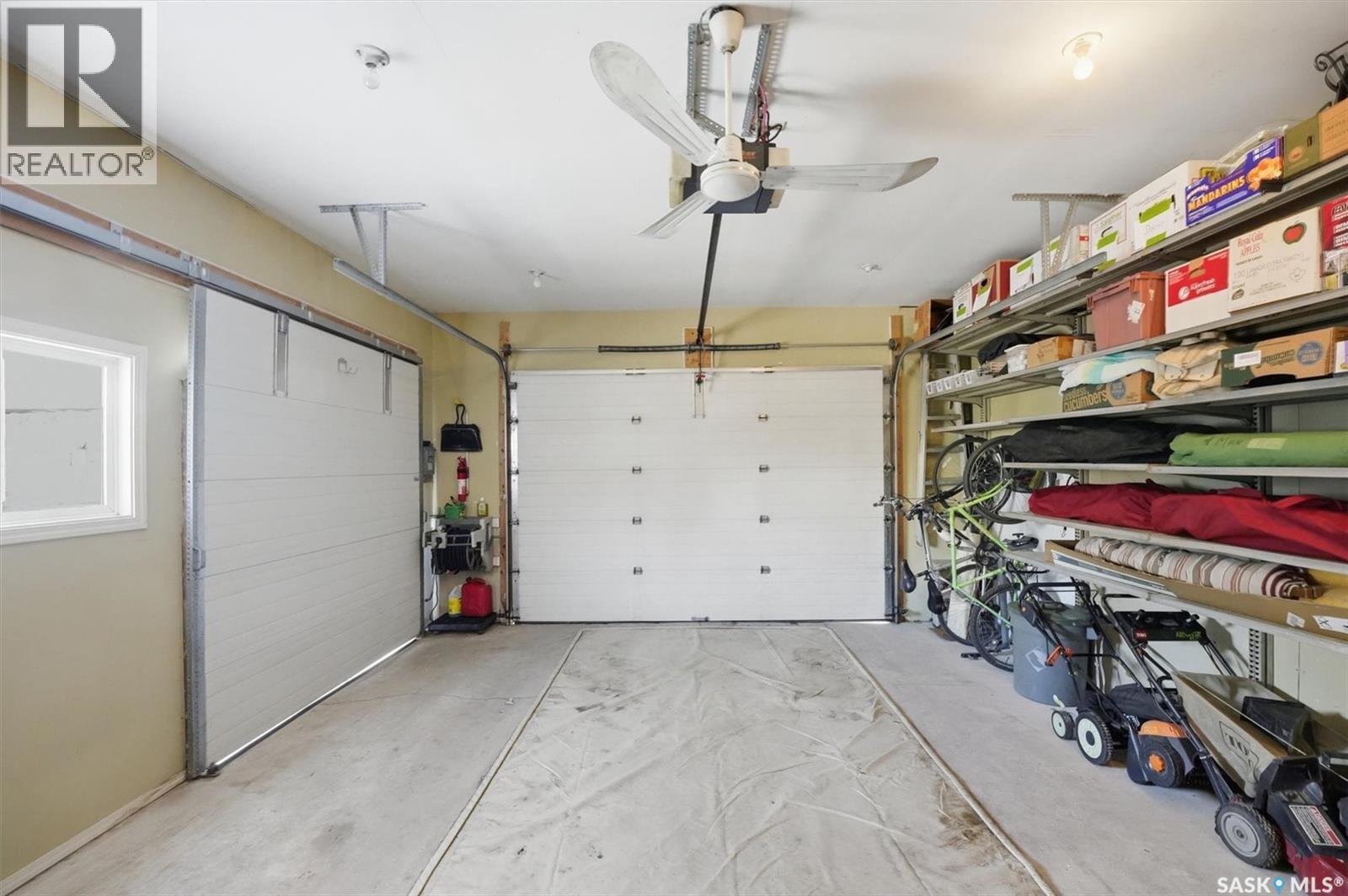 106 Laurentian Drive, Saskatoon, SK - Indoor Photo Showing Garage