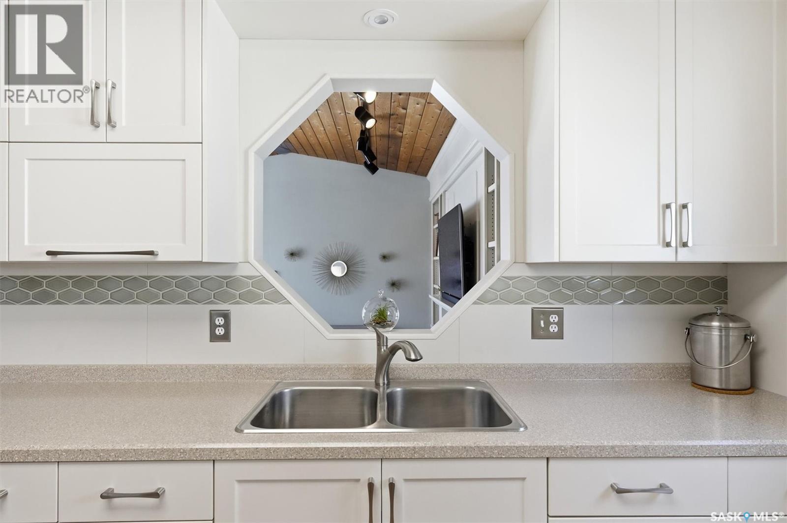 106 Laurentian Drive, Saskatoon, SK - Indoor Photo Showing Kitchen With Double Sink
