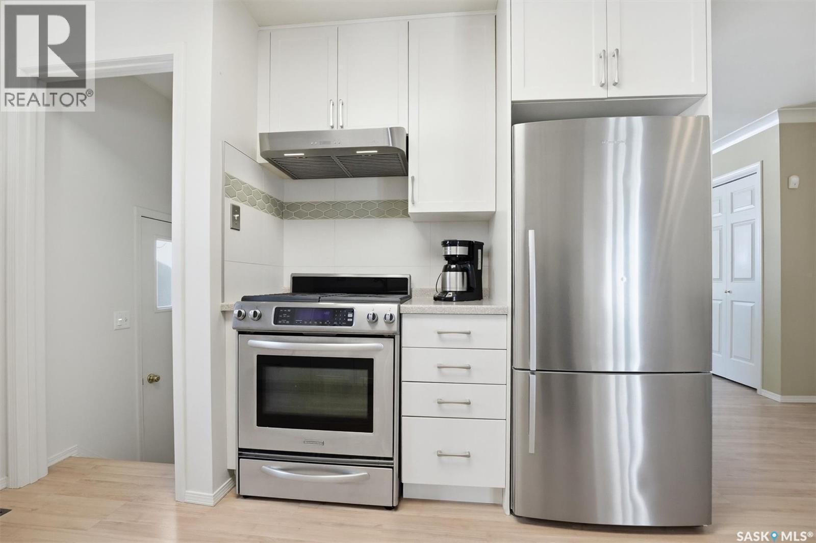 106 Laurentian Drive, Saskatoon, SK - Indoor Photo Showing Kitchen