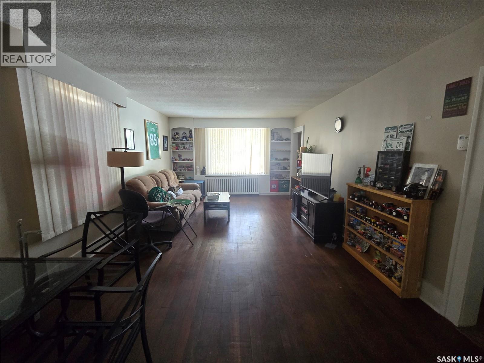 703 Main Street, Kipling, SK - Indoor Photo Showing Living Room