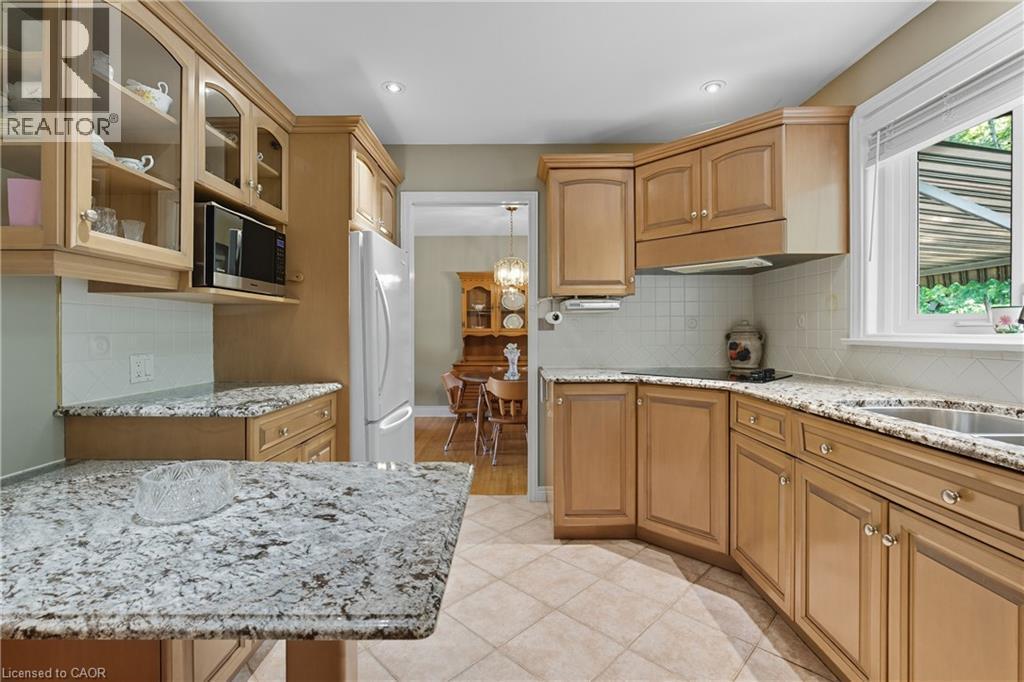894 Bishop Place, Ancaster, ON - Indoor Photo Showing Kitchen