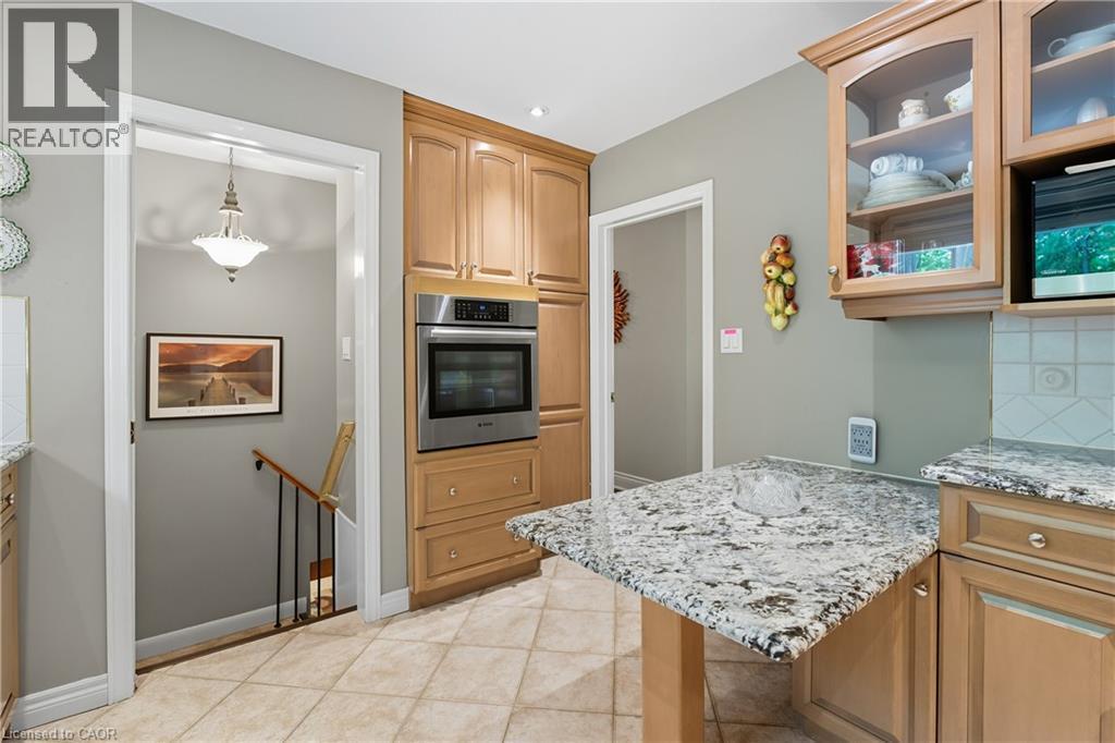 894 Bishop Place, Ancaster, ON - Indoor Photo Showing Kitchen