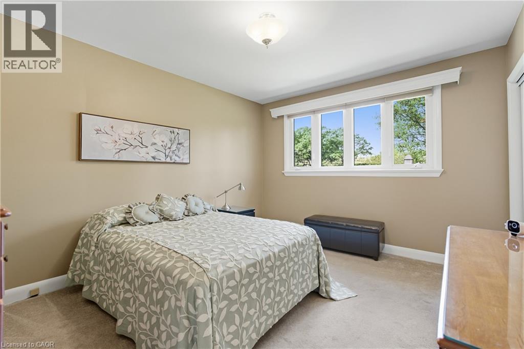 894 Bishop Place, Ancaster, ON - Indoor Photo Showing Bedroom