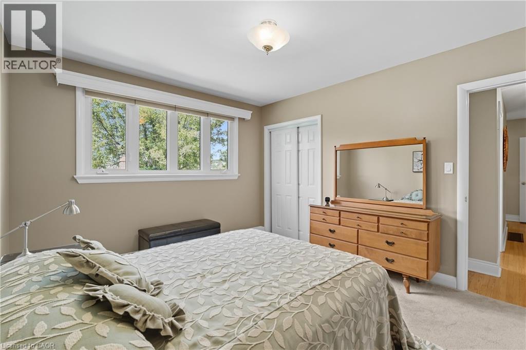 894 Bishop Place, Ancaster, ON - Indoor Photo Showing Bedroom