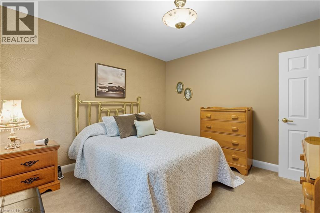 894 Bishop Place, Ancaster, ON - Indoor Photo Showing Bedroom