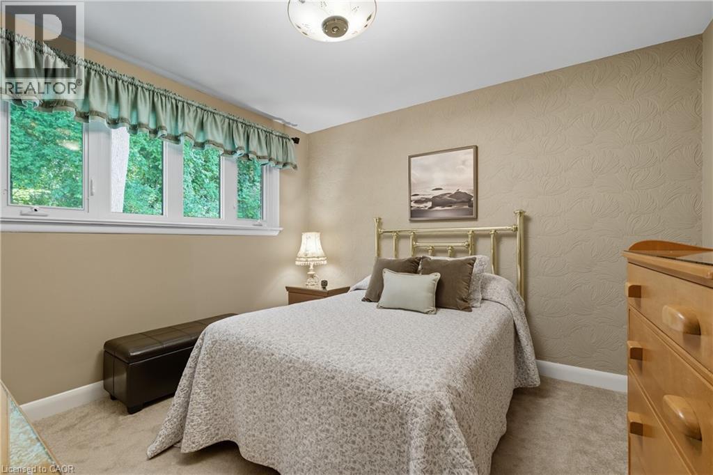 894 Bishop Place, Ancaster, ON - Indoor Photo Showing Bedroom