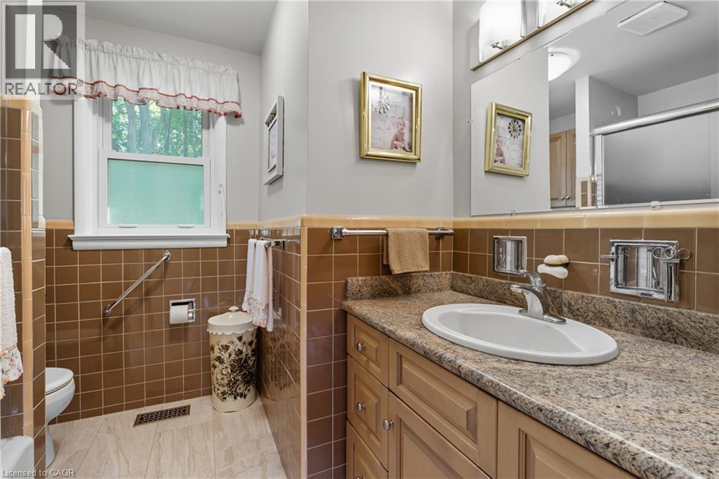 894 Bishop Place, Ancaster, ON - Indoor Photo Showing Bathroom