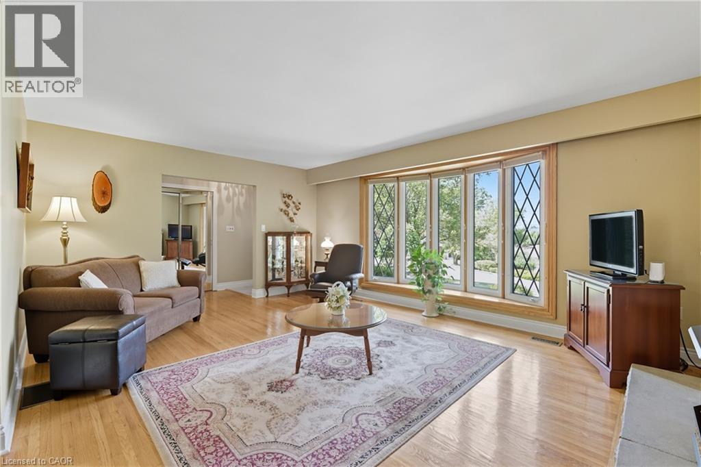 894 Bishop Place, Ancaster, ON - Indoor Photo Showing Living Room