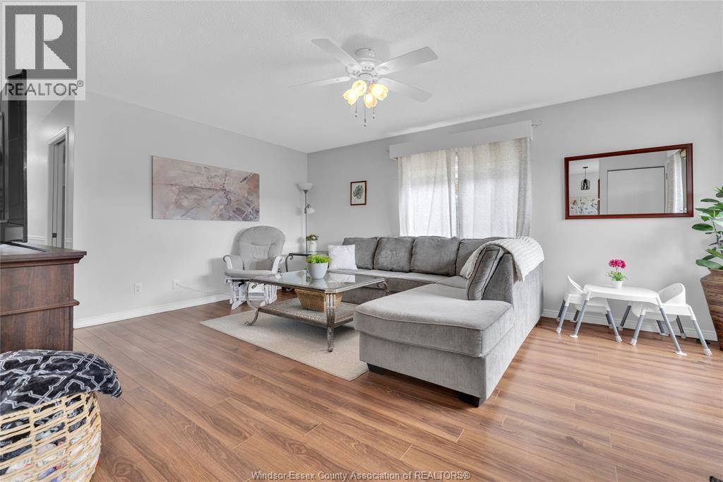 76 Cherry, Mcgregor, ON - Indoor Photo Showing Living Room
