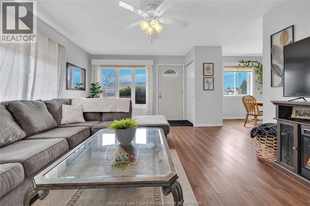 76 Cherry, Mcgregor, ON - Indoor Photo Showing Living Room