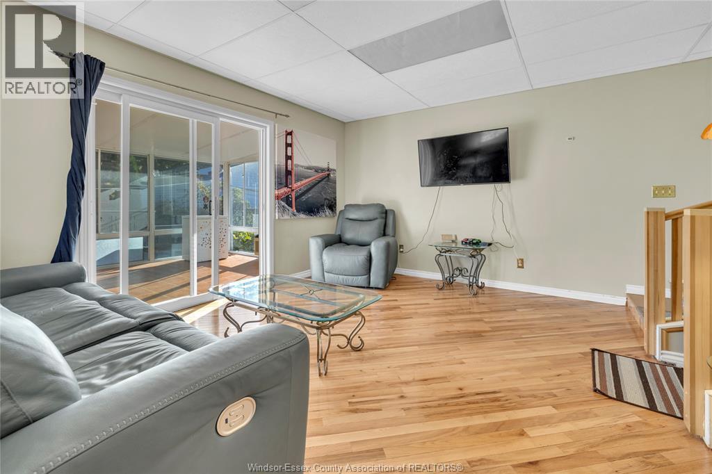914 Thompson Boulevard, Windsor, ON - Indoor Photo Showing Living Room