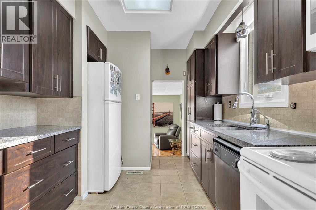 914 Thompson Boulevard, Windsor, ON - Indoor Photo Showing Kitchen