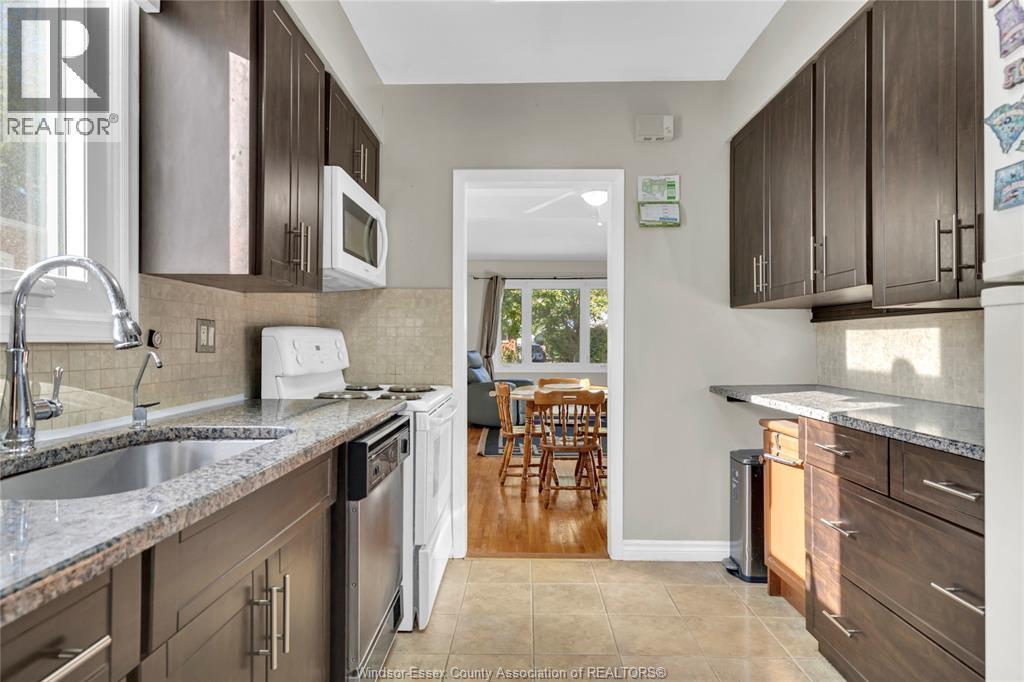 914 Thompson Boulevard, Windsor, ON - Indoor Photo Showing Kitchen