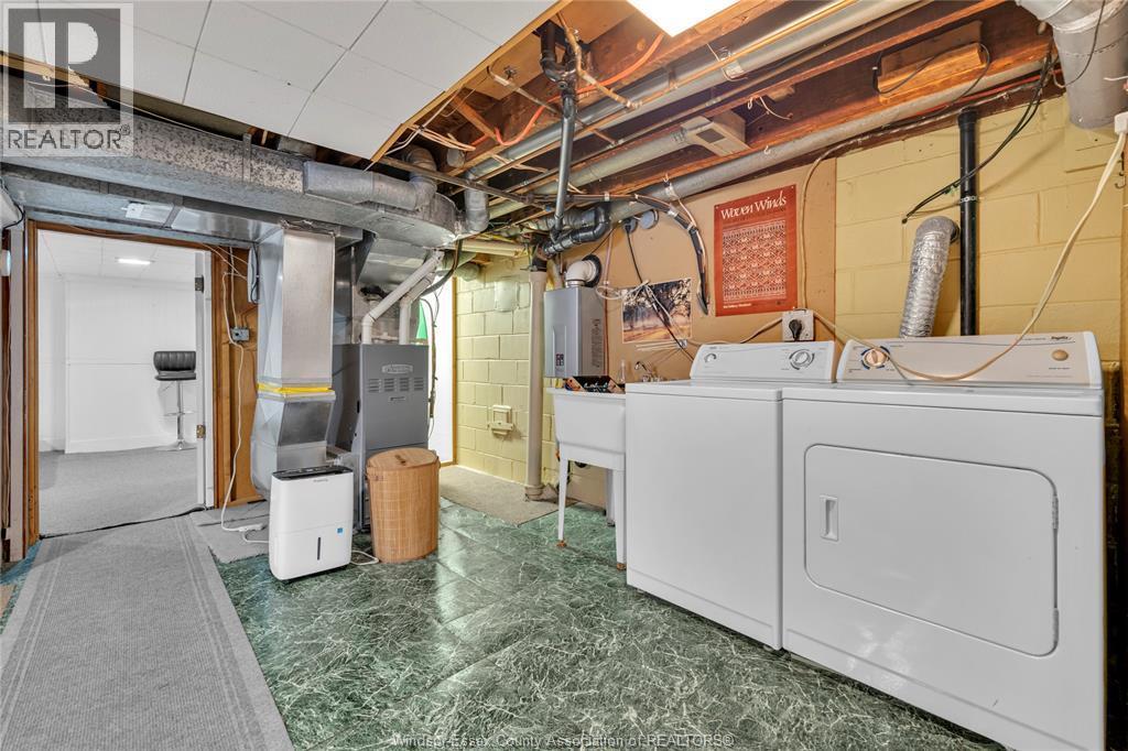 914 Thompson Boulevard, Windsor, ON - Indoor Photo Showing Laundry Room