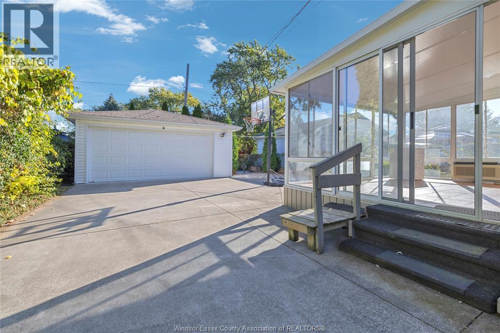 914 Thompson Boulevard, Windsor, ON - Outdoor With Exterior