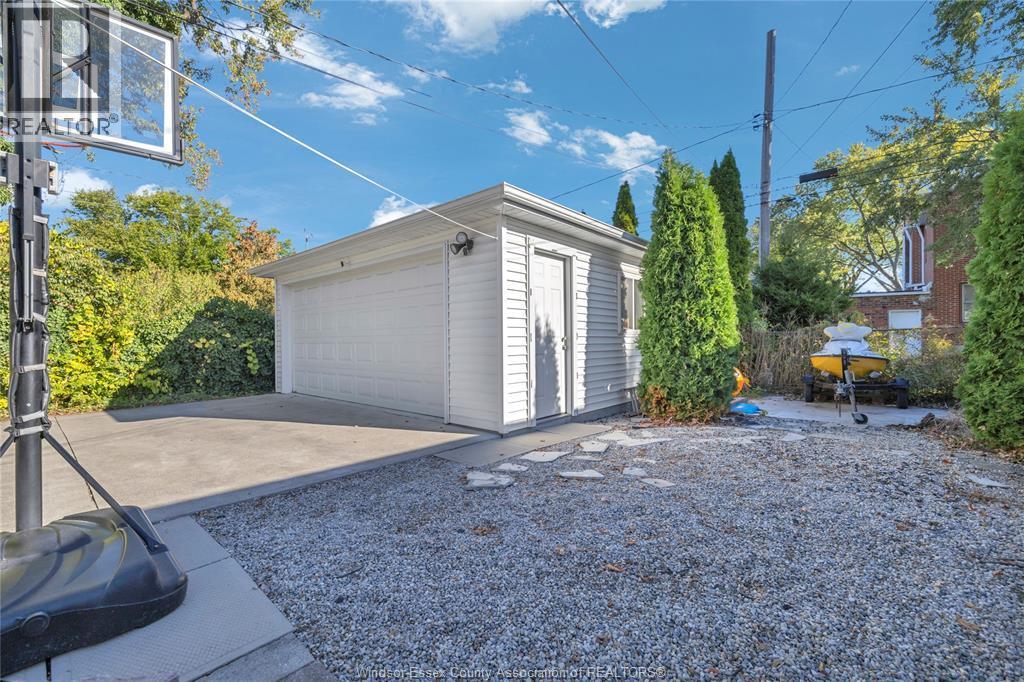 914 Thompson Boulevard, Windsor, ON - Outdoor With Exterior