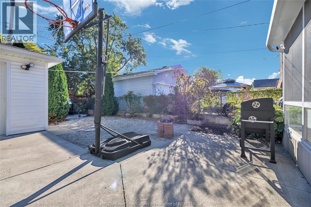 914 Thompson Boulevard, Windsor, ON - Outdoor