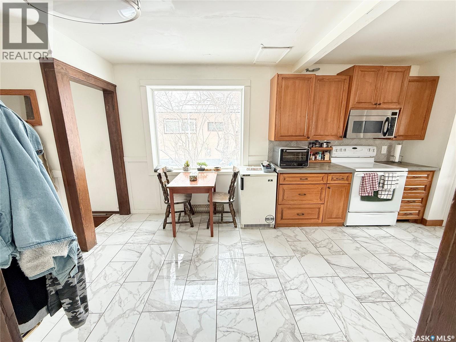 434 2Nd Street, Weyburn, SK - Indoor Photo Showing Kitchen