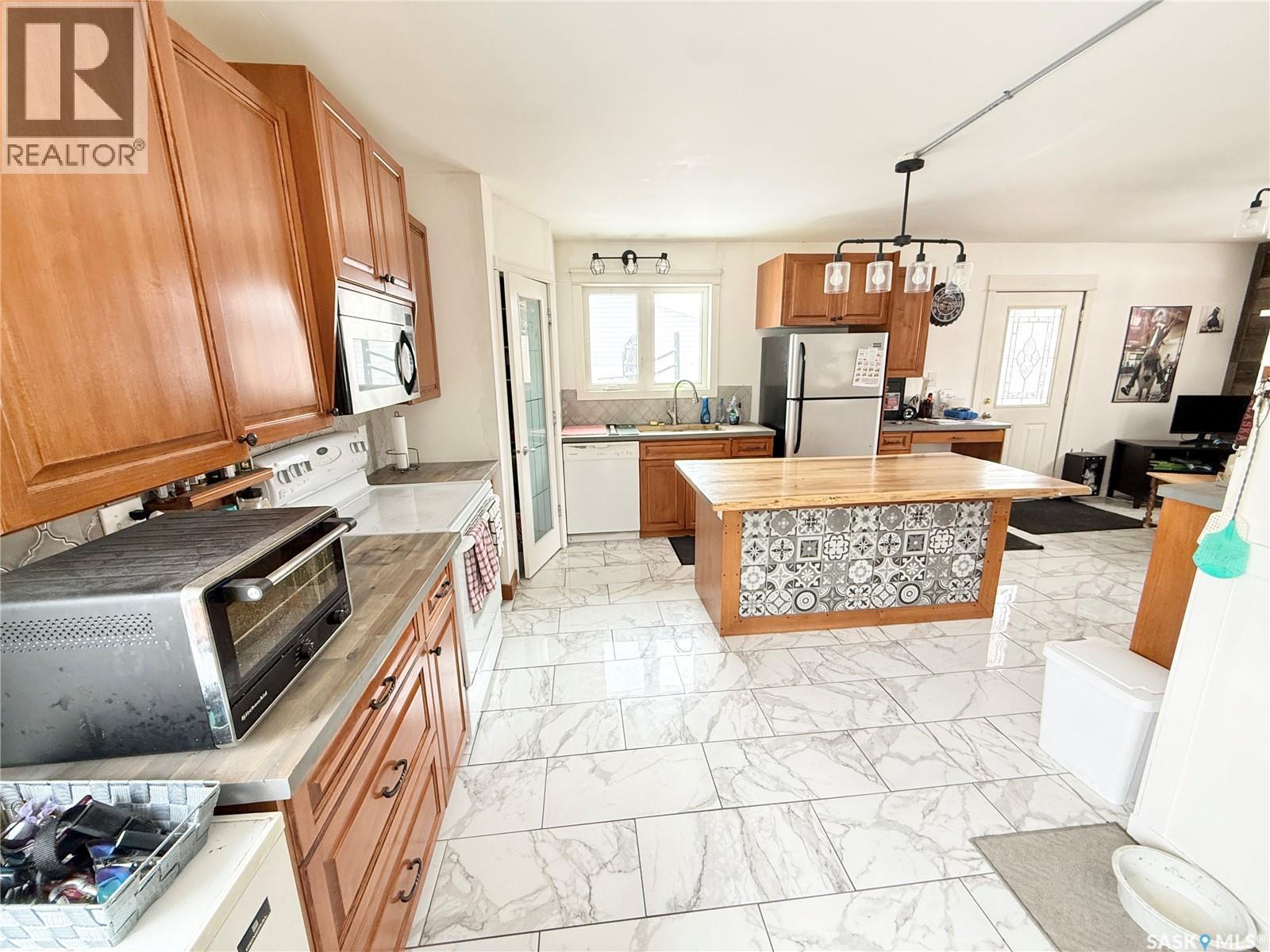 434 2Nd Street, Weyburn, SK - Indoor Photo Showing Kitchen