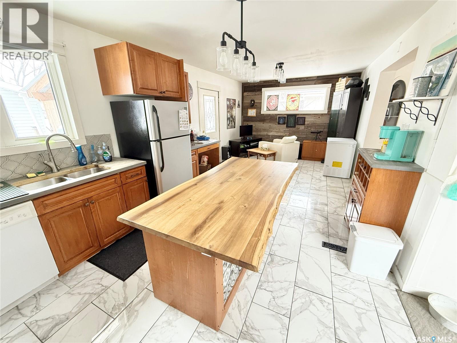 434 2Nd Street, Weyburn, SK - Indoor Photo Showing Kitchen With Double Sink