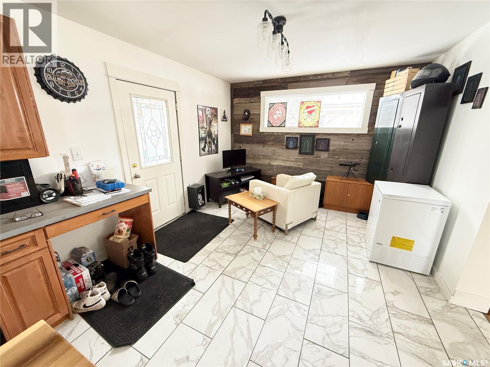 434 2Nd Street, Weyburn, SK - Indoor