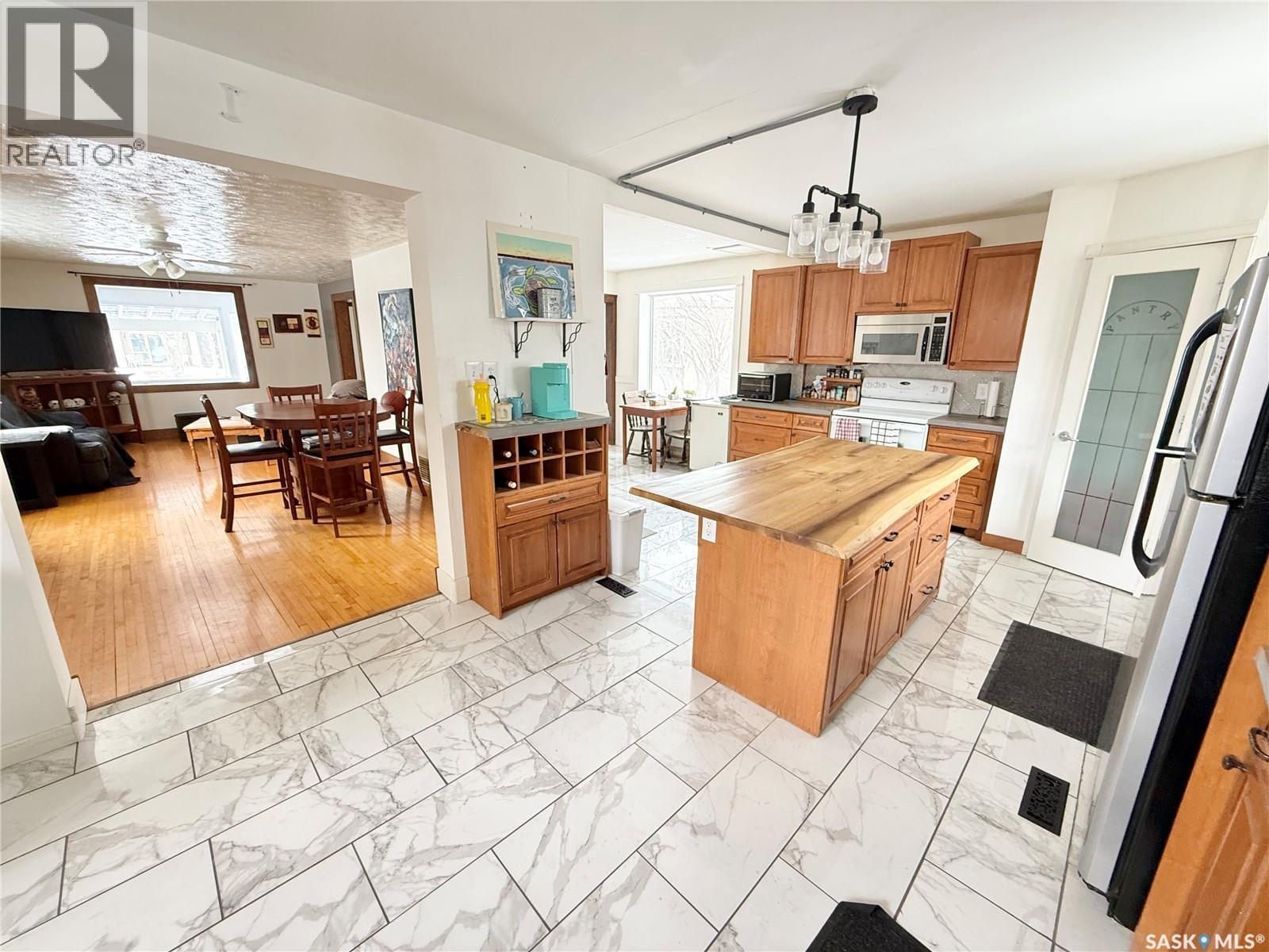 434 2Nd Street, Weyburn, SK - Indoor Photo Showing Kitchen