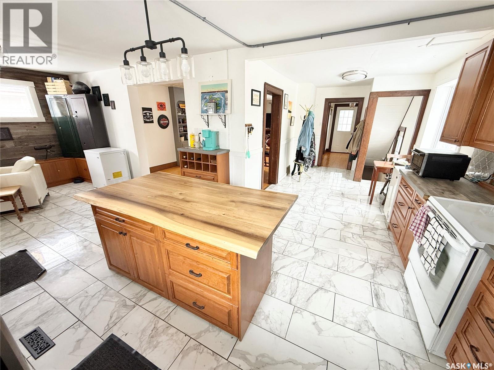 434 2Nd Street, Weyburn, SK - Indoor Photo Showing Kitchen