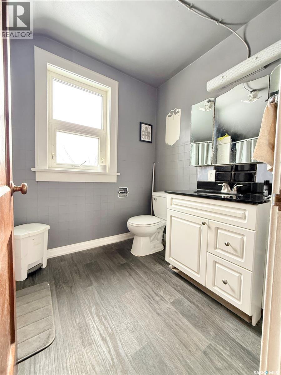 434 2Nd Street, Weyburn, SK - Indoor Photo Showing Bathroom