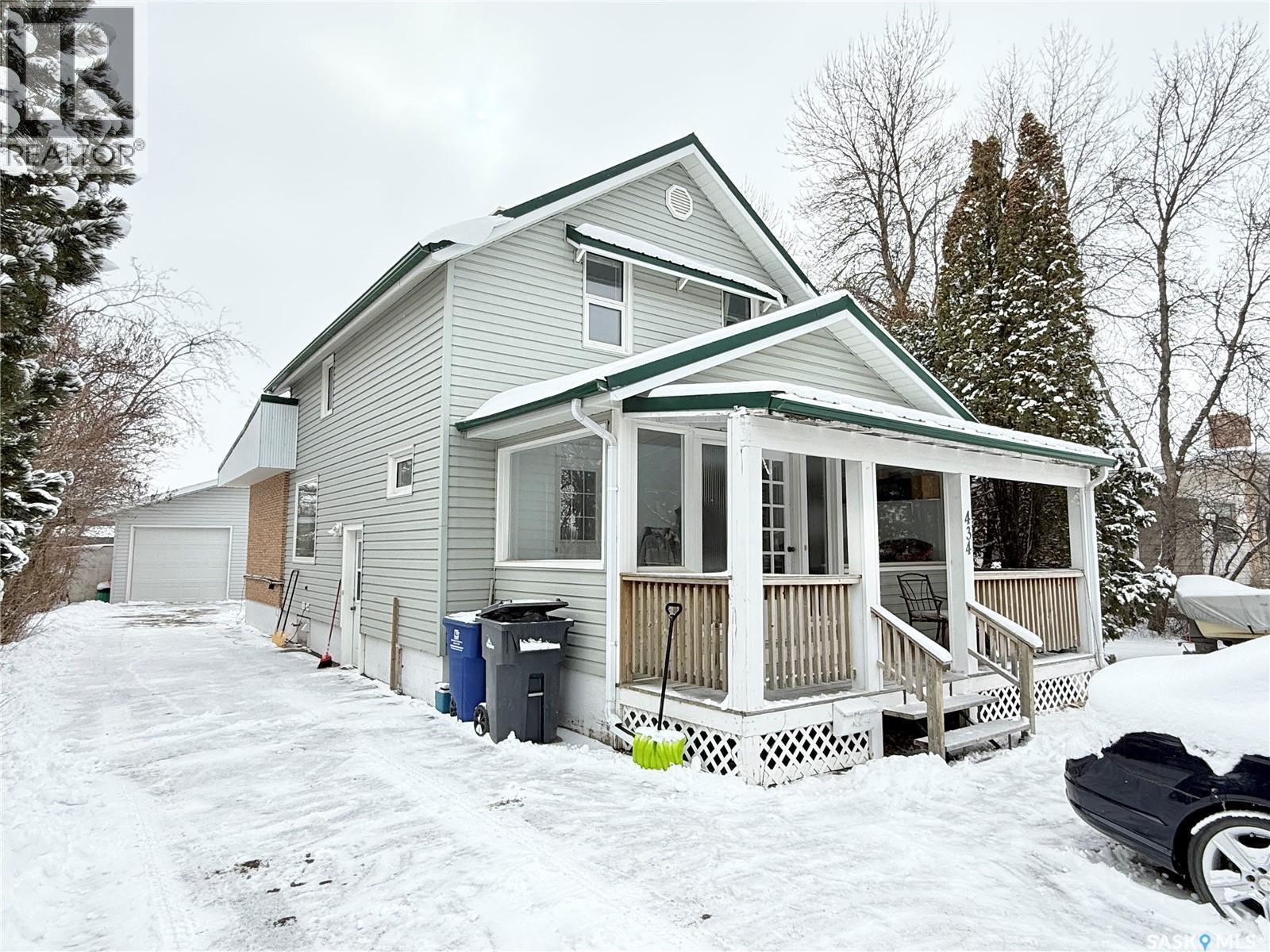 434 2Nd Street, Weyburn, SK - Outdoor