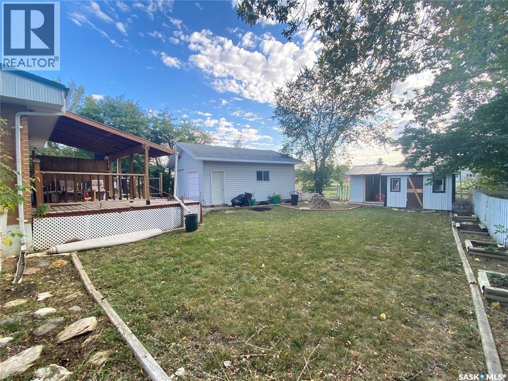 434 2Nd Street, Weyburn, SK - Outdoor With Deck Patio Veranda