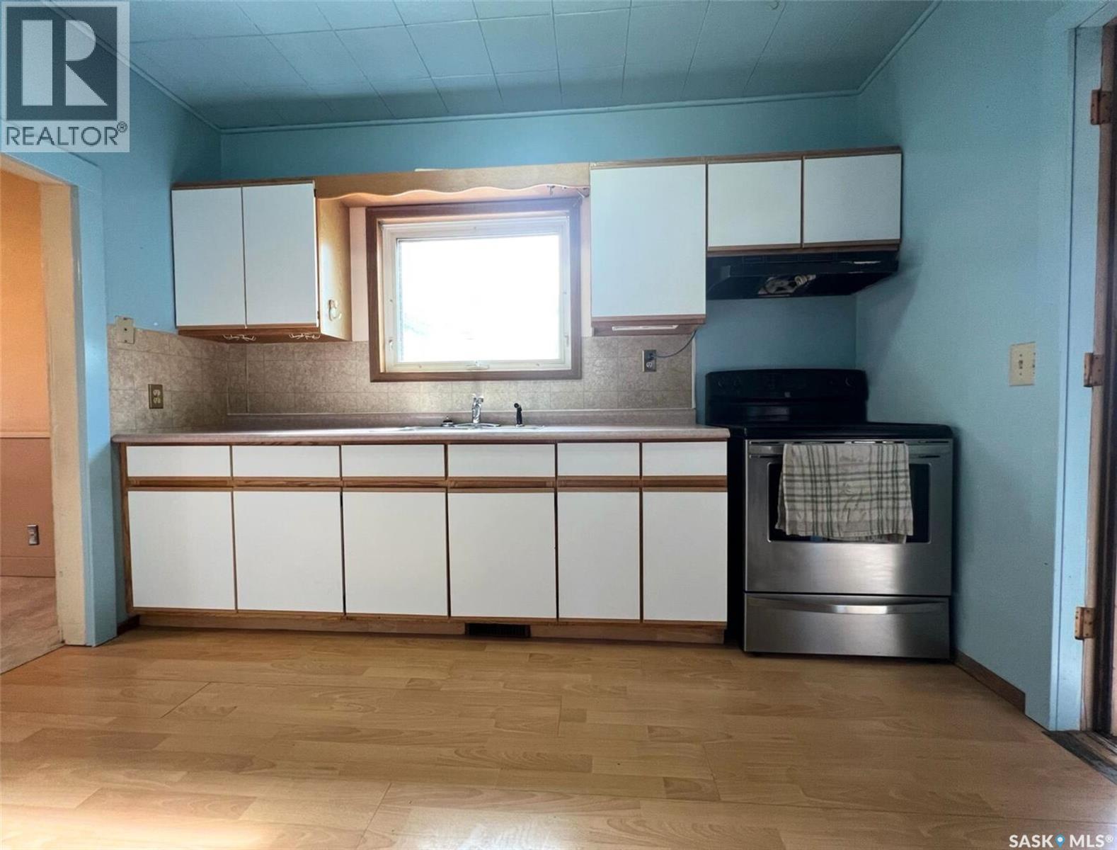 118 5Th Avenue Se, Swift Current, SK - Indoor Photo Showing Kitchen With Double Sink