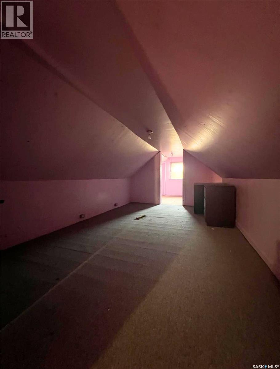 118 5Th Avenue Se, Swift Current, SK - Indoor Photo Showing Other Room