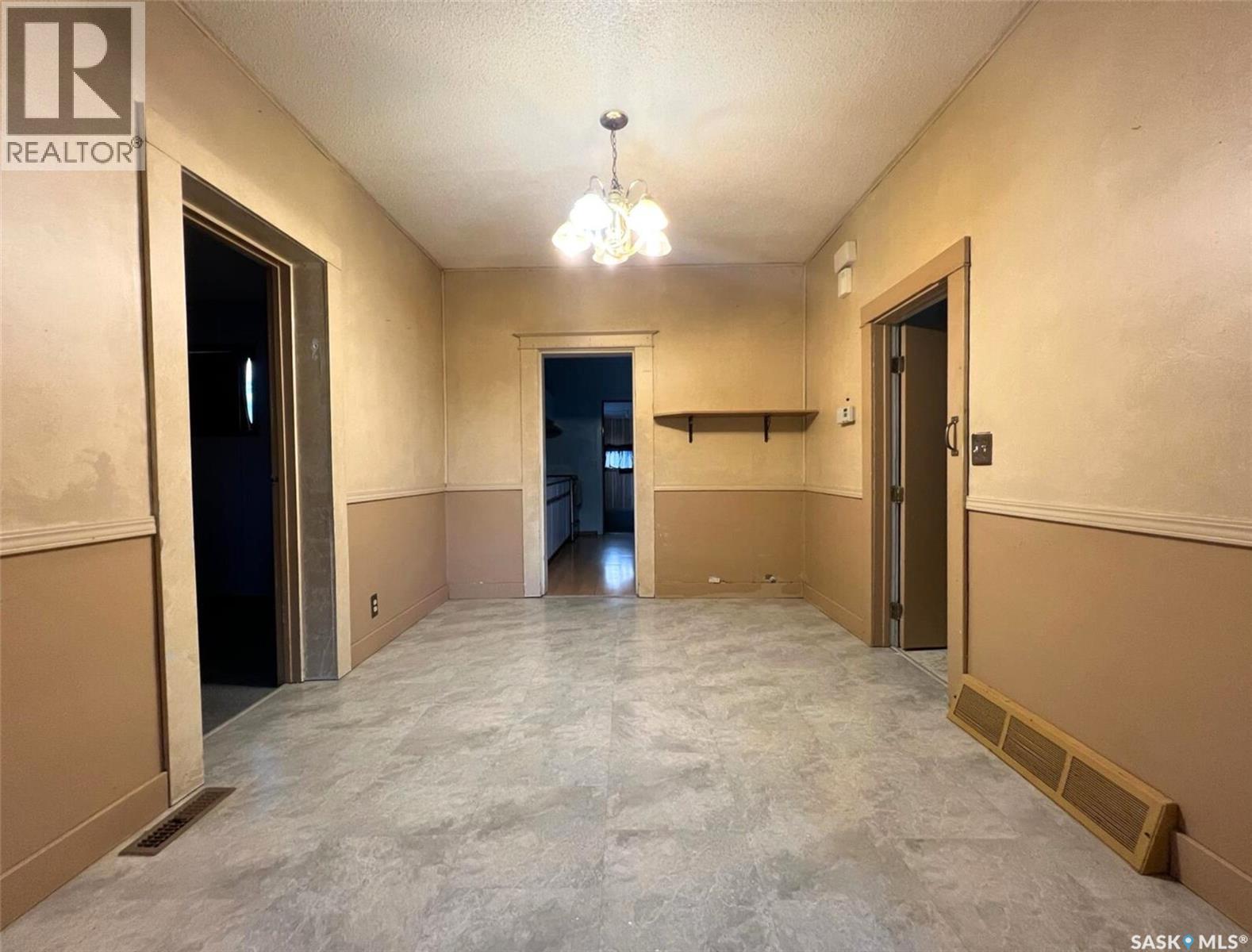 118 5Th Avenue Se, Swift Current, SK - Indoor Photo Showing Other Room