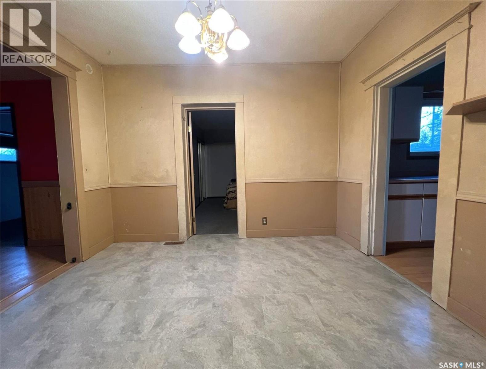 118 5Th Avenue Se, Swift Current, SK - Indoor Photo Showing Other Room