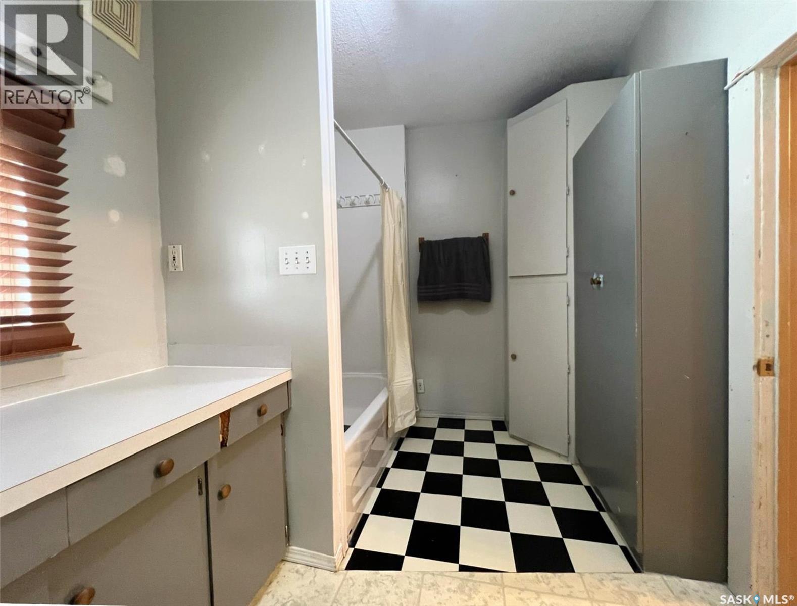 118 5Th Avenue Se, Swift Current, SK - Indoor Photo Showing Other Room