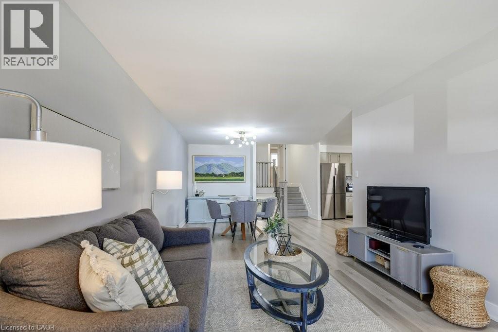 2405 Malcolm Crescent, Burlington, ON - Indoor Photo Showing Living Room
