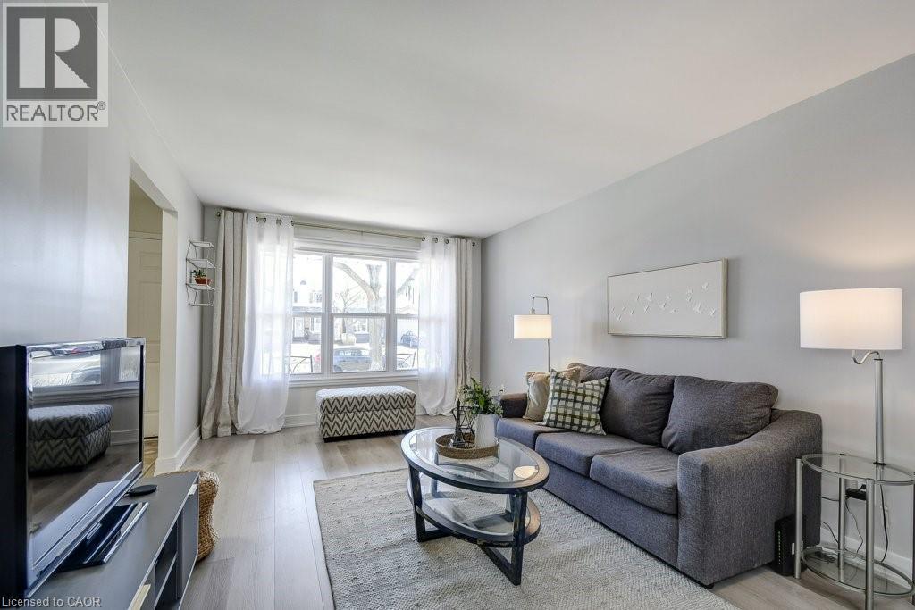 2405 Malcolm Crescent, Burlington, ON - Indoor Photo Showing Living Room