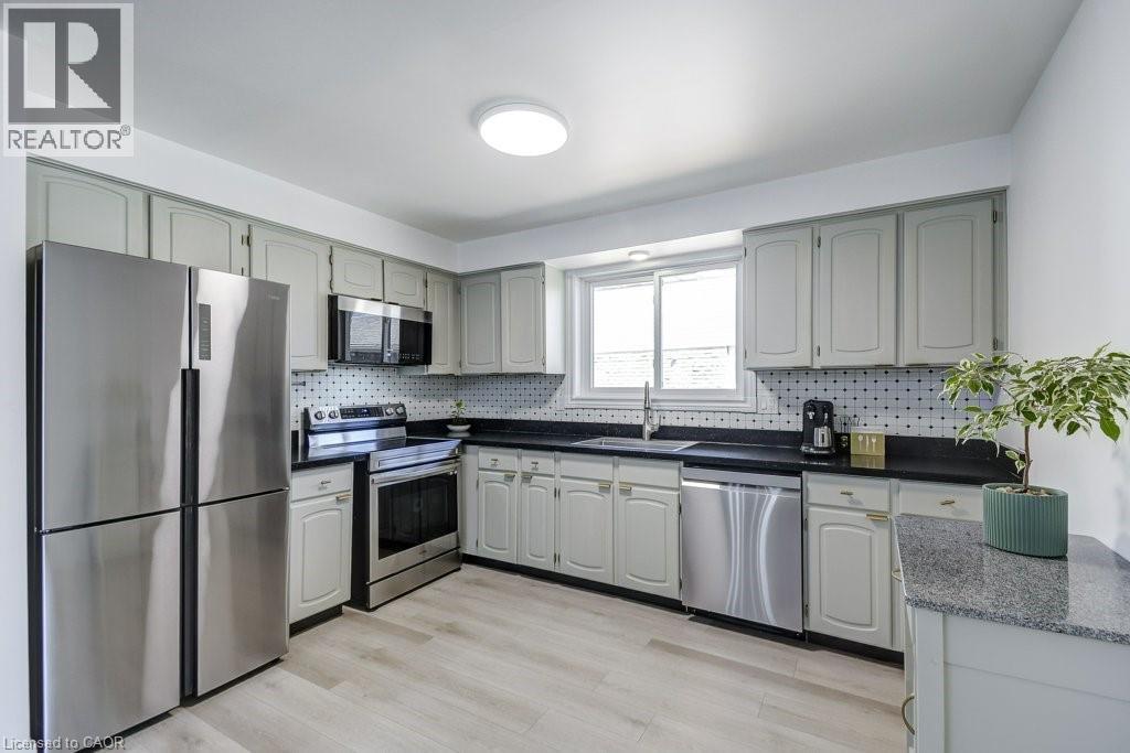 2405 Malcolm Crescent, Burlington, ON - Indoor Photo Showing Kitchen With Upgraded Kitchen