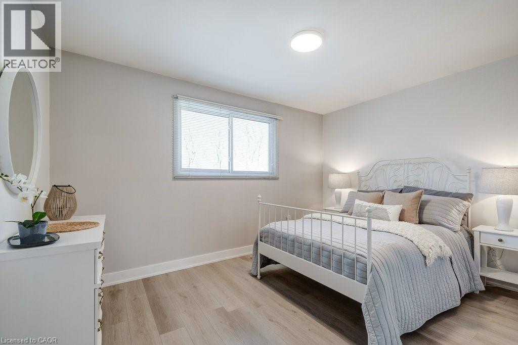 2405 Malcolm Crescent, Burlington, ON - Indoor Photo Showing Bedroom