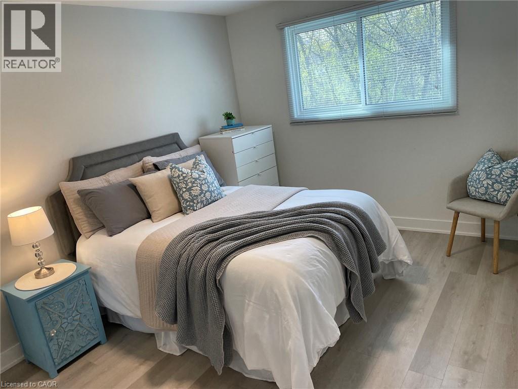 2405 Malcolm Crescent, Burlington, ON - Indoor Photo Showing Bedroom
