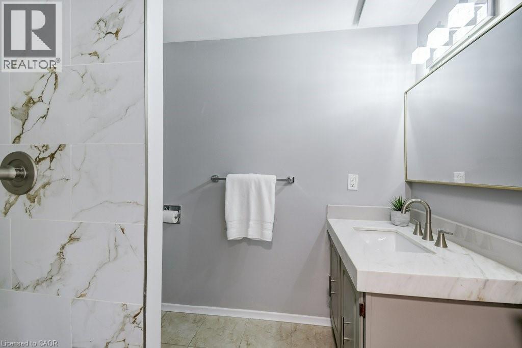 2405 Malcolm Crescent, Burlington, ON - Indoor Photo Showing Bathroom