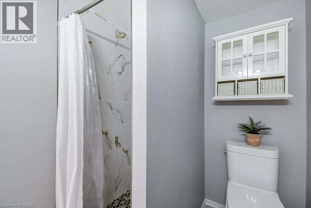 2405 Malcolm Crescent, Burlington, ON - Indoor Photo Showing Bathroom