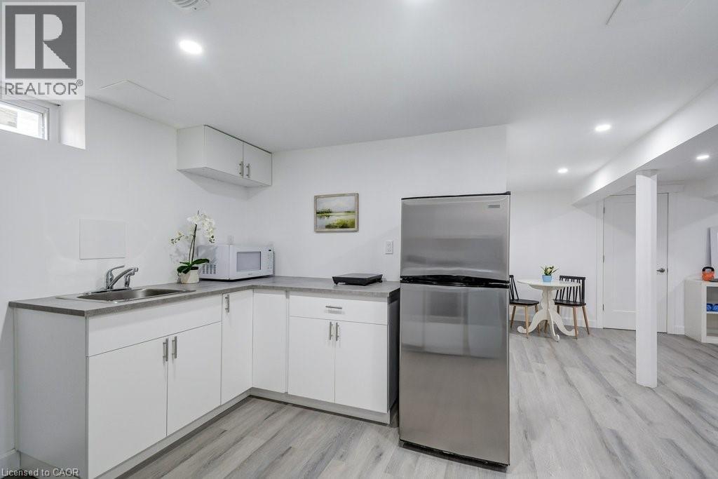 2405 Malcolm Crescent, Burlington, ON - Indoor Photo Showing Kitchen