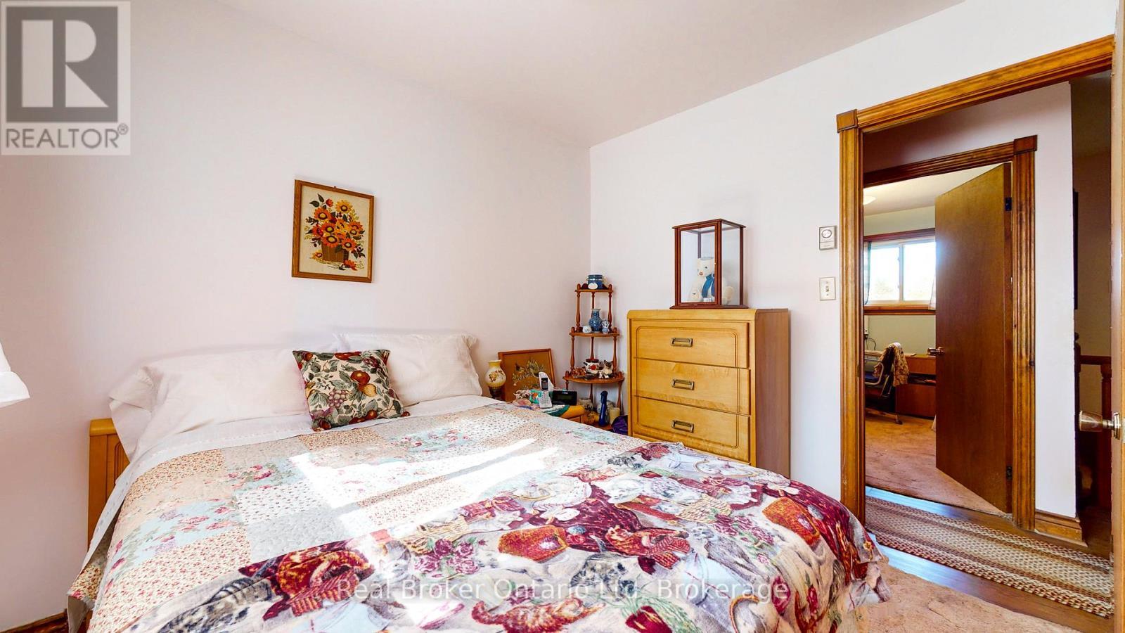 14 Seneca Crescent, Tiny, ON - Indoor Photo Showing Bedroom